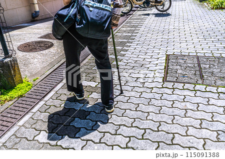 日本の横浜都市景観 路面の凹凸や段差、自転車…と足の不自由な高齢者には危険なところが…=横浜市内 日本の横浜都市景観 路面の凹凸や段差、自転車…と足の不自由な高齢者には危険なところが…=横浜市内 115091388