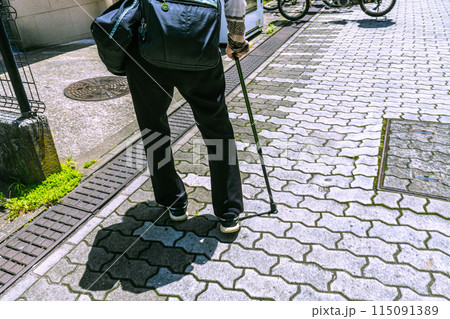 日本の横浜都市景観 路面の凹凸や段差、自転車…と足の不自由な高齢者には危険なところが…=横浜市内 日本の横浜都市景観 路面の凹凸や段差、自転車…と足の不自由な高齢者には危険なところが…=横浜市内 115091389