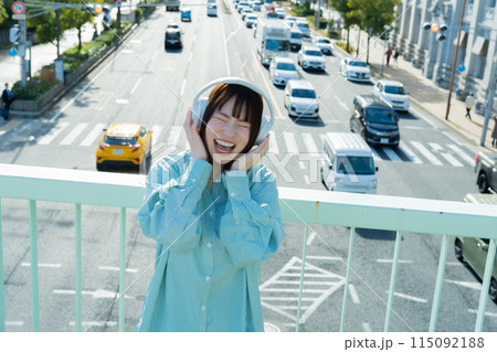 ヘッドフォンをつけて歌う女性 ヘッドフォンをつけて歌う女性 115092188