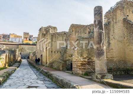 Roman street in Herculaneum, Italy 115094585