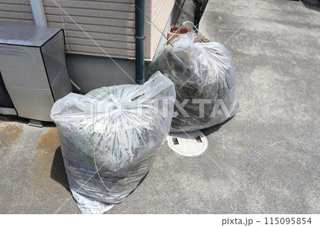 庭の草むしり　雑草と袋 115095854