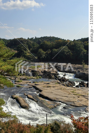曽木の滝公園から望む秋の曽木の滝 曽木の滝公園から望む秋の曽木の滝 115095883