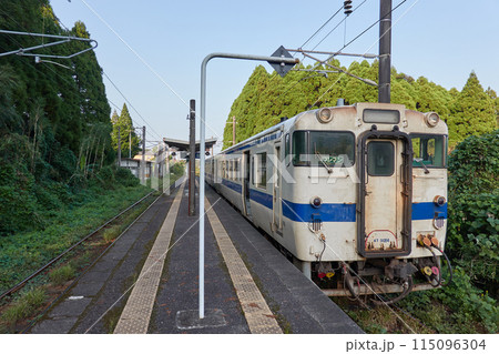 ローカル線 駅停車中 115096304