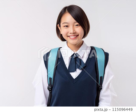 スクールバッグを持つ女子高校生 115096449