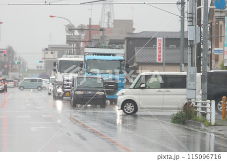 雨の国道の車の行き交う交差点の風景 115096716