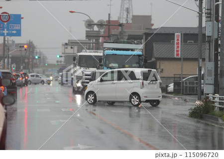 雨の国道の車の行き交う交差点の風景 115096720