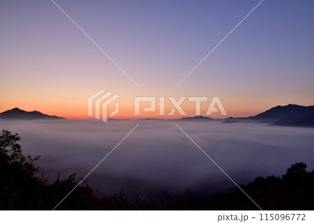 宝山公園展望台からの夜久野高原の雲海 宝山公園展望台からの夜久野高原の雲海 115096772