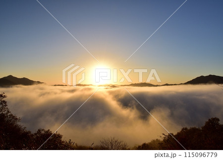 宝山公園展望台からの夜久野高原の雲海 宝山公園展望台からの夜久野高原の雲海 115096779