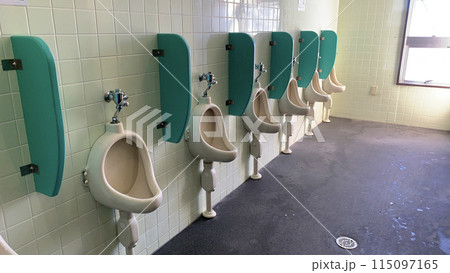 日本の男子用　昔のトイレ 115097165
