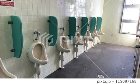 日本の男子用　昔のトイレ 115097169