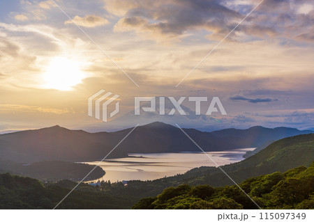 （神奈川県）箱根大観山から富士山夕景 115097349