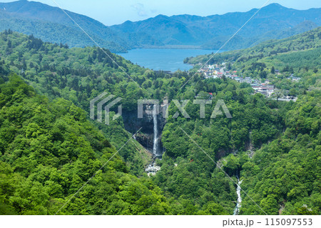 「栃木県」明知平展望台より望む新緑の中禅寺湖と華厳の滝・日光 115097553