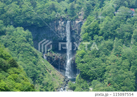 「栃木県」明知平展望台より望む新緑の中禅寺湖と華厳の滝・日光 115097554