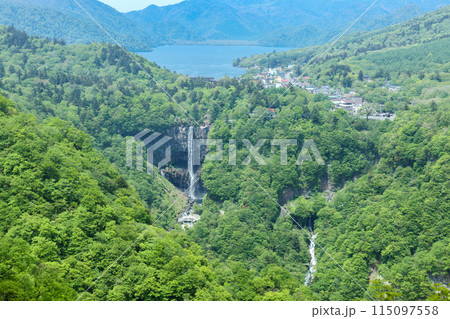 「栃木県」明知平展望台より望む新緑の中禅寺湖と華厳の滝・日光 115097558