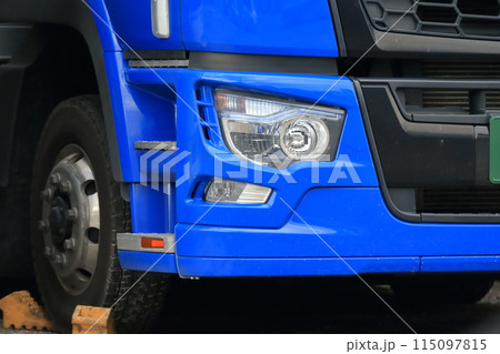 大型トラックのヘッドライト 115097815