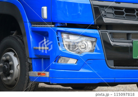 大型トラックのヘッドライト 115097818
