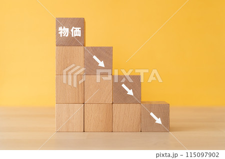 物価の文字と矢印マークが入ったブロック 物価の文字と矢印マークが入ったブロック 115097902