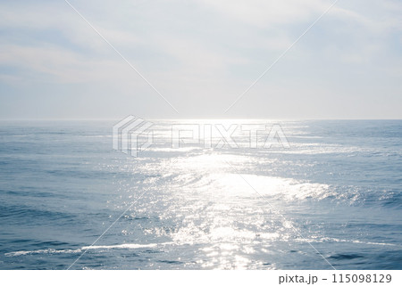 海と空の抽象的な風景、太陽の光でキラキラ輝いている 115098129