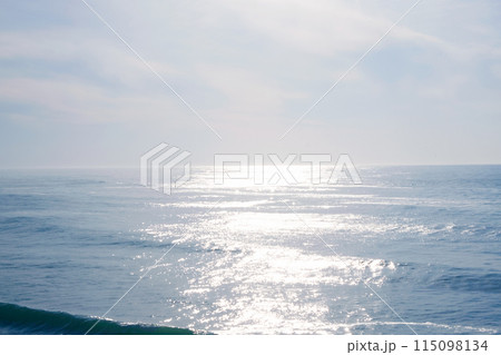 海と空の抽象的な風景、太陽の光でキラキラ輝いている 海と空の抽象的な風景、太陽の光でキラキラ輝いている 115098134