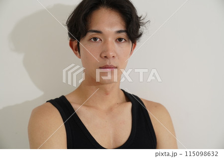 運動後にタオルで汗を拭く若い男性 115098632