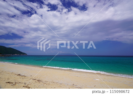 白い砂浜と青い海 白い砂浜と青い海 115098672