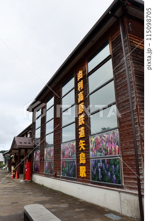 由利高原鉄道の列車は、稲刈りが始まった田園地帯を走り抜ける 由利高原鉄道の列車は、稲刈りが始まった田園地帯を走り抜ける 115098705