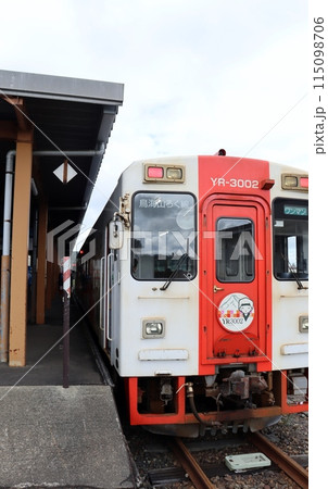 由利高原鉄道の列車は、稲刈りが始まった田園地帯を走り抜ける 由利高原鉄道の列車は、稲刈りが始まった田園地帯を走り抜ける 115098706