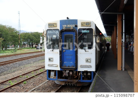 由利高原鉄道の列車は、稲刈りが始まった田園地帯を走り抜ける 115098707