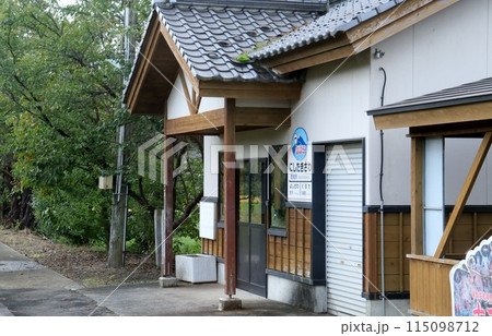 由利高原鉄道の列車は、稲刈りが始まった田園地帯を走り抜ける 由利高原鉄道の列車は、稲刈りが始まった田園地帯を走り抜ける 115098712