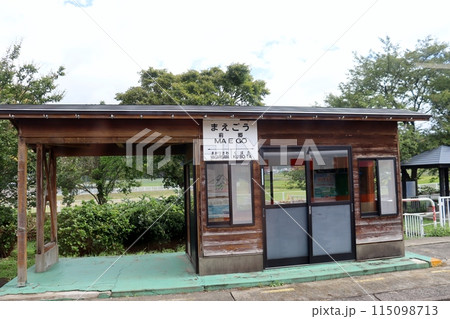 由利高原鉄道の列車は、稲刈りが始まった田園地帯を走り抜ける 115098713