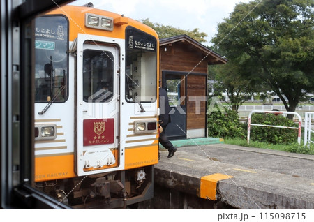 由利高原鉄道の列車は、稲刈りが始まった田園地帯を走り抜ける 115098715