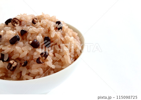白背景の茶碗に盛った赤飯 白背景の茶碗に盛った赤飯 115098725