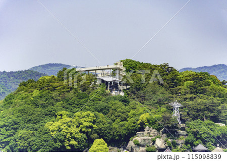 向島からの尾道の街並み 千光寺山ロープウェイ山頂駅と千光寺頂上展望台PEAK 広島県尾道市 向島からの尾道の街並み 千光寺山ロープウェイ山頂駅と千光寺頂上展望台PEAK 広島県尾道市 115098839