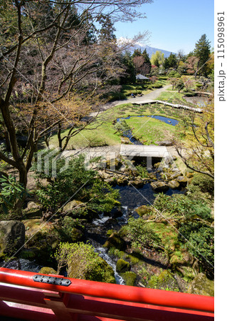 春の藤田記念庭園 橋から庭園と岩木山を観る 青森県 春の藤田記念庭園 橋から庭園と岩木山を観る 青森県 115098961