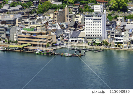 向島からの尾道の街並み 尾道中央桟橋 広島県尾道市 向島からの尾道の街並み 尾道中央桟橋 広島県尾道市 115098989