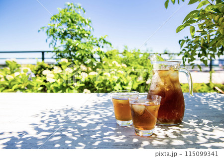 麦茶、日本の夏の飲み物、庭の木陰で撮影 115099341