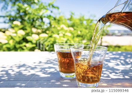 麦茶、日本の夏の飲み物、庭の木陰で撮影 115099346