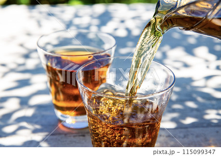 麦茶、日本の夏の飲み物、庭の木陰で撮影 115099347