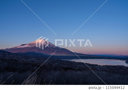 展望台から見た朝日を浴びて輝く富士山と山中湖のコラボ情景 115099412