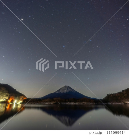 精進湖で見た富士山と星空のコラボ情景 精進湖で見た富士山と星空のコラボ情景 115099414