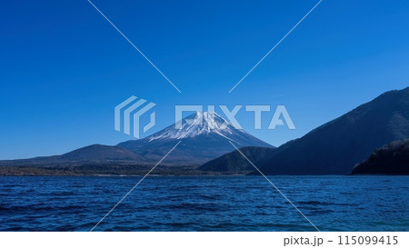 本栖湖畔からみた青空バックの富士山の絶景 115099415