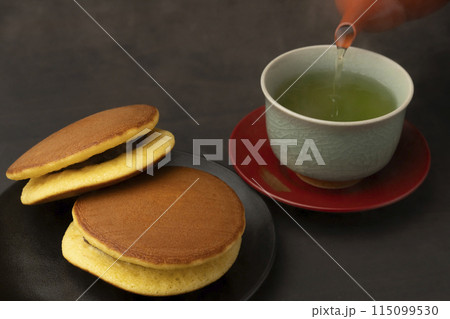 どら焼き　お茶を注ぐ 115099530