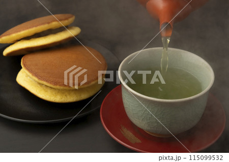 どら焼き　お茶を注ぐ 115099532