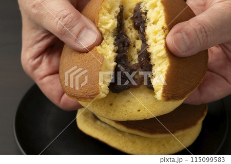 どら焼き　半分に割る　断面 115099583