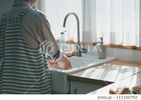 a forty-something woman 115100792