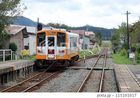 由利高原鉄道の列車は、稲刈りが始まった田園地帯を走り抜ける 由利高原鉄道の列車は、稲刈りが始まった田園地帯を走り抜ける 115101017