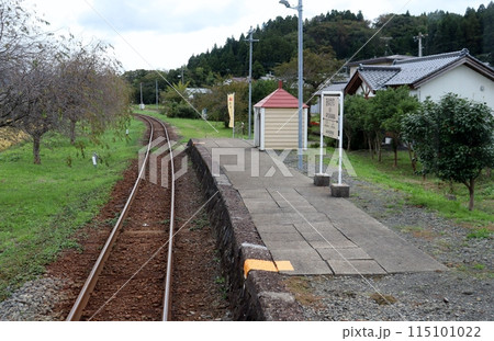 由利高原鉄道の列車は、稲刈りが始まった田園地帯を走り抜ける 115101022