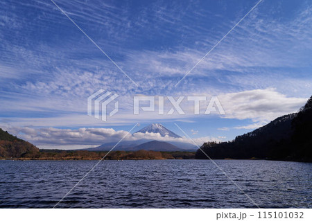 山梨県　精進湖からの富士山 115101032