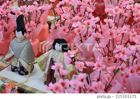 桃の花に囲まれた内裏雛人形 桃の花に囲まれた内裏雛人形 115101175