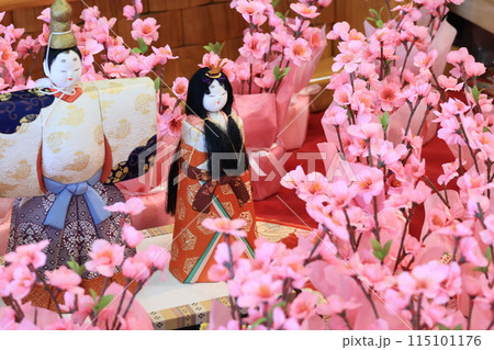 桃の花に囲まれた内裏雛人形 桃の花に囲まれた内裏雛人形 115101176